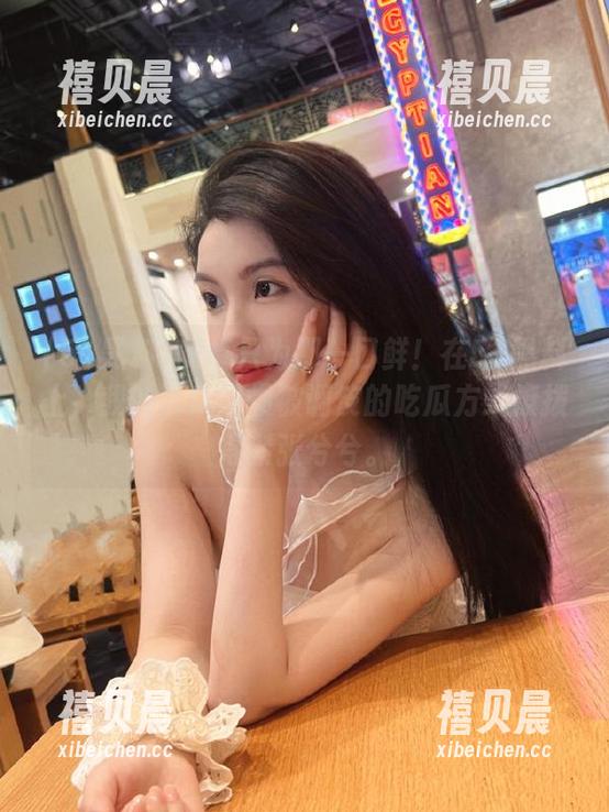 51黑料 安卓只为那一口鲜!在51黑料上,我的西瓜习惯被调皮的吃瓜方式撩拨得紧张兮兮。