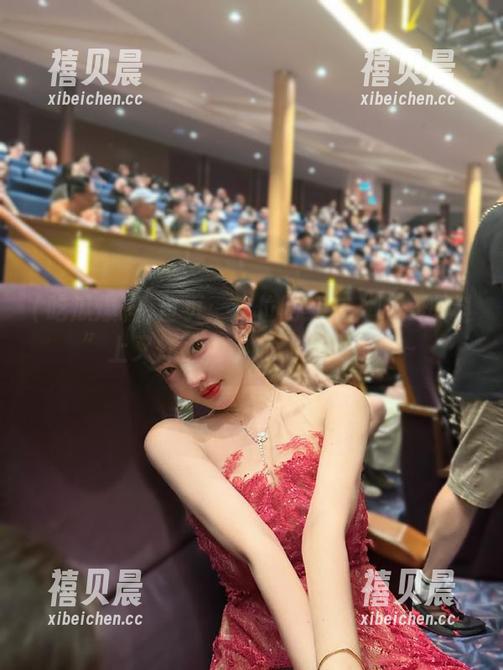 吃瓜爆料 首页:这位网红在“吃瓜爆料”上又炸了,小心别被烫到哦~